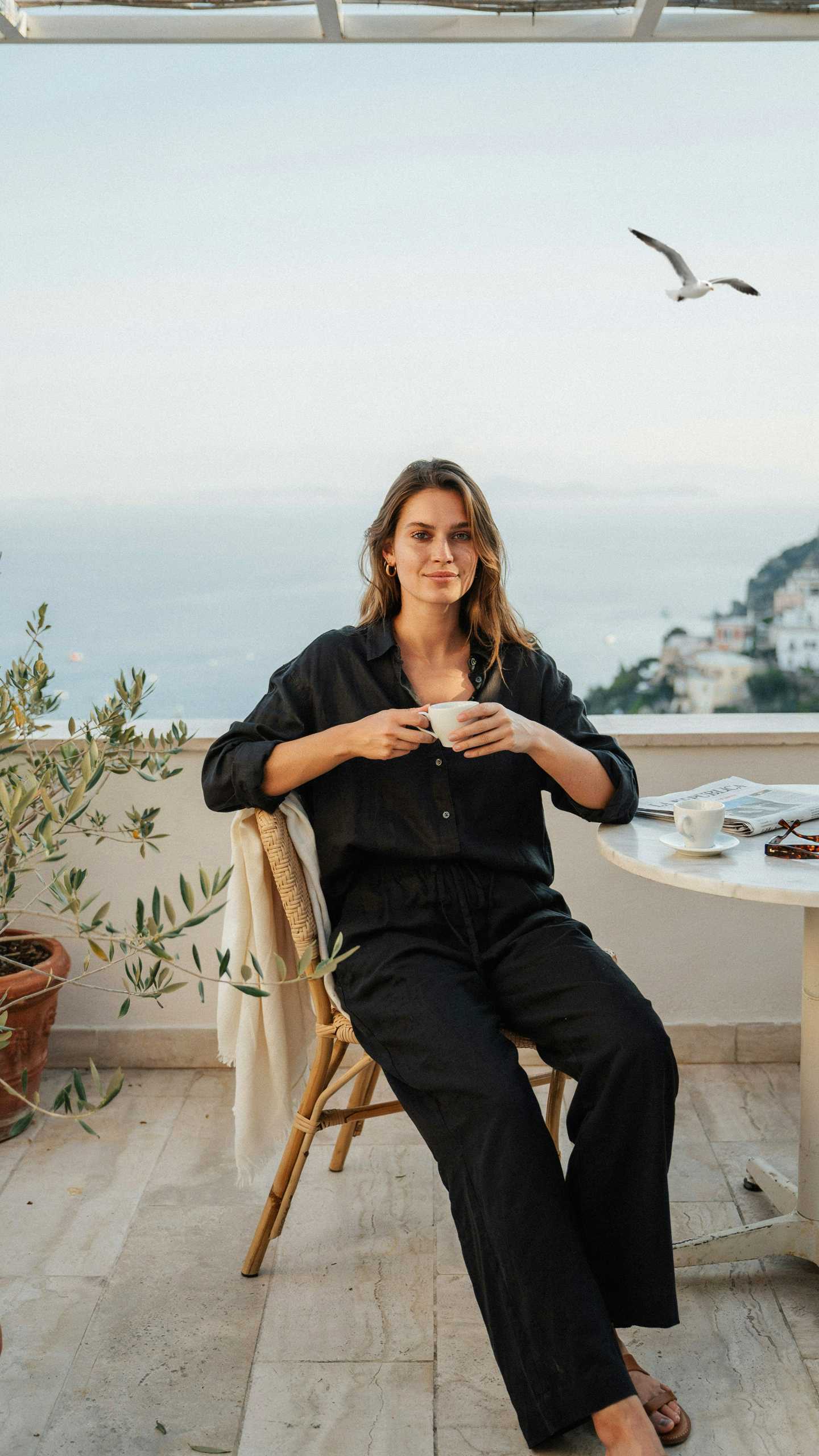 Relaxed all black linen shirt outfit inspired by effortless old money summer style